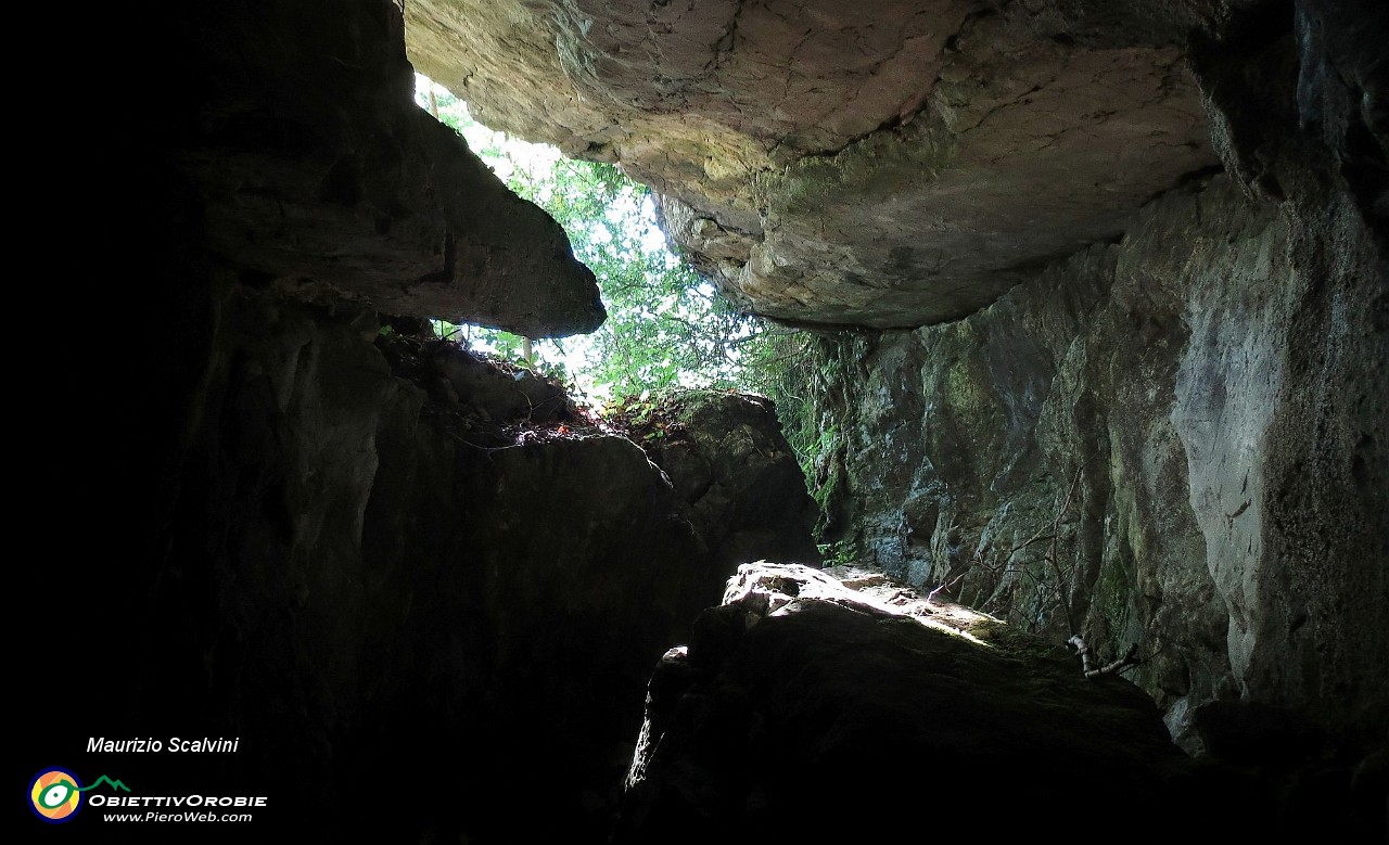 19 Sulla mulattiera si apre una grotta....JPG